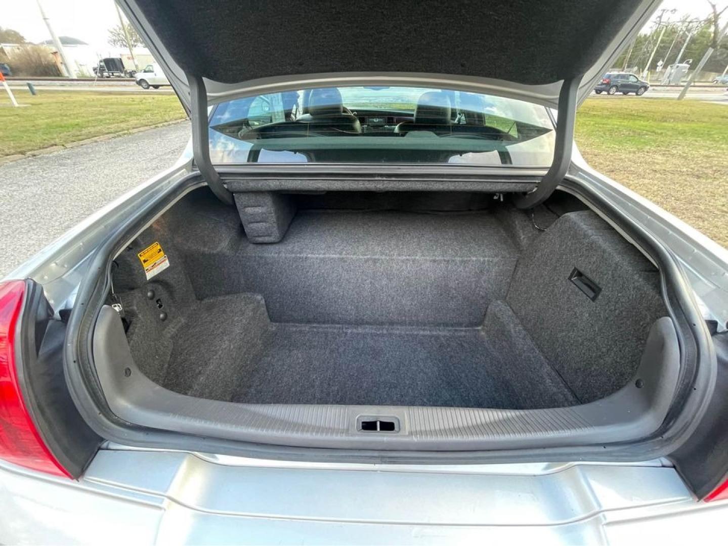 2004 Silver /Black Lincoln Town Car Ultimate (1LNHM83W84Y) with an 4.6 V8 engine, Automatic transmission, located at 5700 Curlew Drive, Norfolk, VA, 23502, (757) 455-6330, 36.841885, -76.209412 - Photo#9